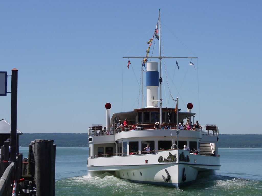 Raddampfer HERRSCHING luft zunchst ein Stck rckwrts, um die Anlegestelle zu verlassen; Ammersee, 01.08.2012
