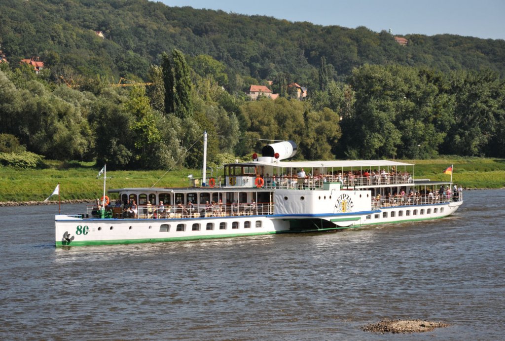 Raddampfer  Leipzig  mit umgeklapptem Schornstein (kurz vor dem Blauen Wunder), auf der Elbe bei Blasewitz - 01.09.2009