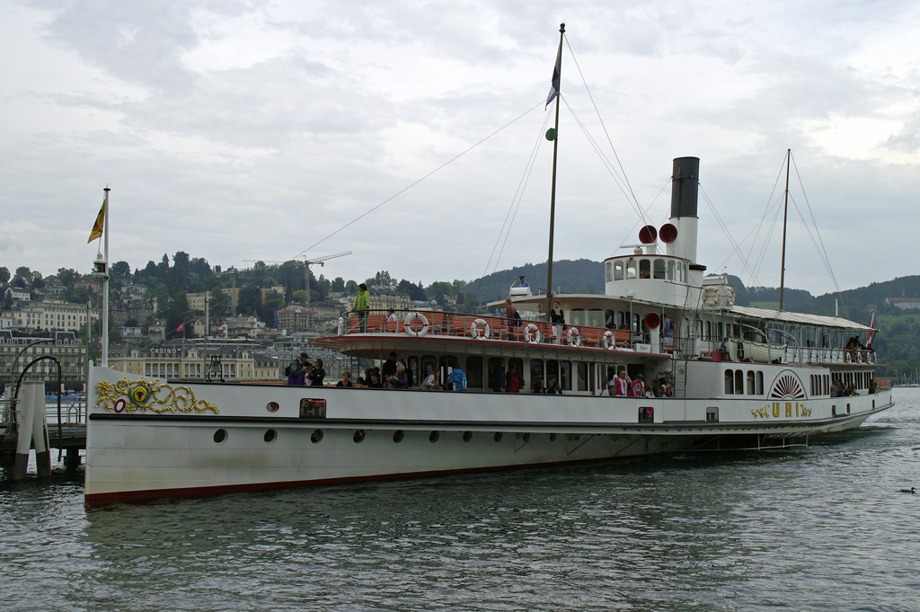 Raddampfer  Uri  bei der Landungsbrcke in Luzern (05.08.2011).