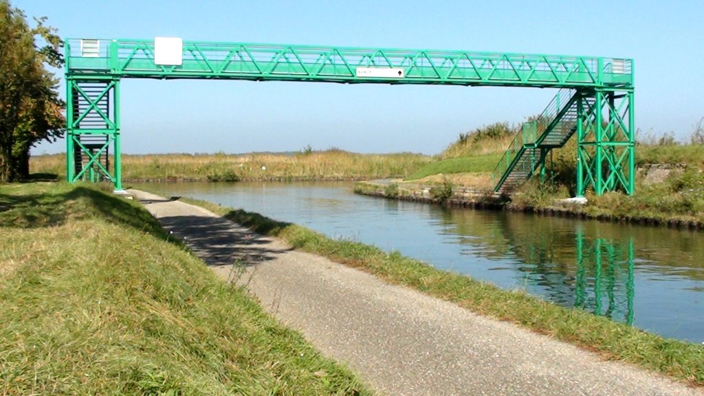 Radfahrerbrcke ber den Rhein-Marne Kanal am Zusammenfluss mit dem Saar Kanal (hinten rechts auf dem Bild), 1. Oktober 2011