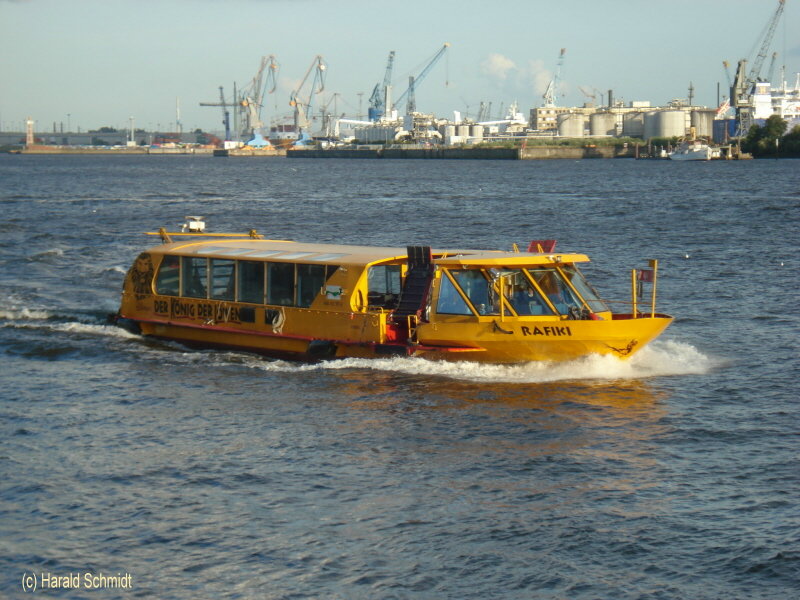 RAFIKI (H 6005) am 13.8.2009, Hamburg vor den Landungsbrcken
Hafenfhre / HADAG Seetouristik und Fhrdienst AG, Hamburg  / La 24,95 m, B 6,0 m, Tg 1,4 m / 1 Diesel, Volvo-Penta,  264 kW (359 PS), 11 kn / 114 Pass. / 2002 bei SET Schiffbau- und Entwicklungsgesellschaft Tangermnde mbH & Co. KG, 
Genthin, Deutschland / 
