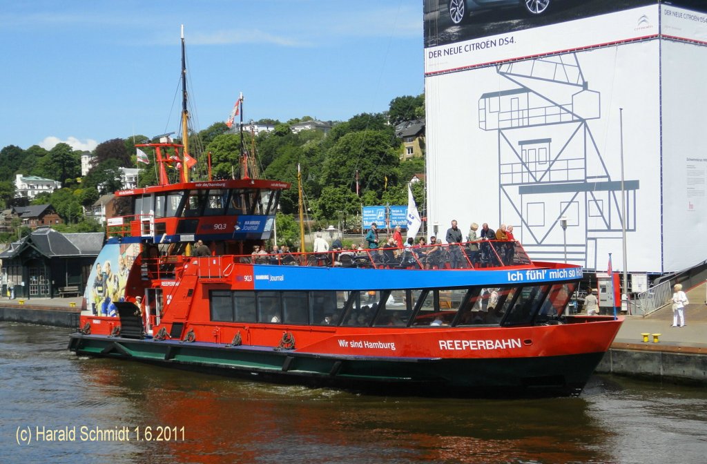 REEPERBAHN (2) (ENI 051 17160) am 1.6.2011, Hamburg, Elbe am Anleger Neumhlen /
Einmann-Fhrschiff Typ 2000 / HADAG / La 29,97 m, B 8,06 m, Tg 1,5 m / 2 Diesel, 2 Ruder-Propeller, 12 kn / 250 Pass. / 2000 bei Grube, Oortkaten, Hamburg /

