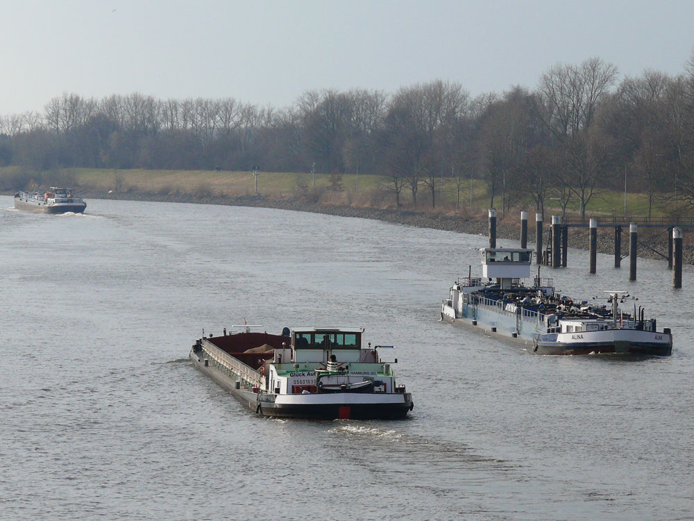 Reger Betrieb im unteren Schleusenkanal Geesthacht: TMS RICHARD und Frachtschiff Glck Auf haben die Schleuse verlassen und TMS ALINA aus Hamburg kommend die Elbe zu Berg kurz vor der Schleuseneinfahrt; 21.03 20111
