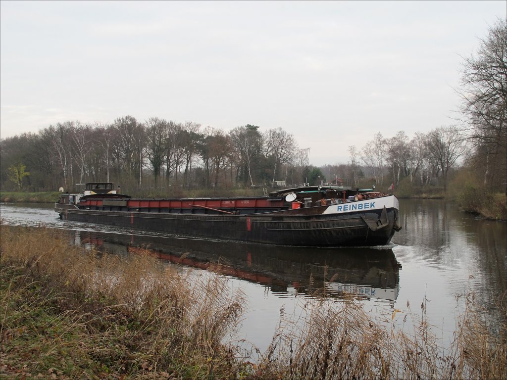 REINBEK (4013210), Hamburg (gebaut 1922 bei Walter & Co in Krischwitz/Elbe (heute: Děčn XXXI - Křeice), Motorisierung: MWM 404 kW/550 PS) auf dem Elbe-Lbeck-Kanal kurz vor der Schleuse Witzeeze in Richtung Lauenburg bei typisch grauem Novemberwetter; 20.11.2010
