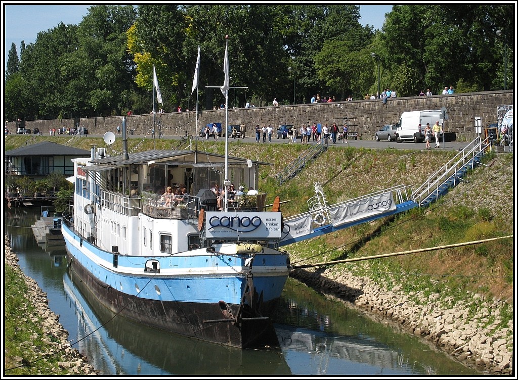 Restaurantschiff  Canoo  am Dsseldorfer Rheinufer, aufgenommen am 02.06.2011.