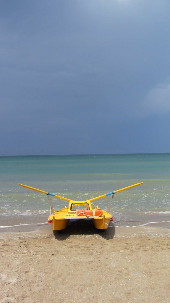 Rettungsruderboot bei Gewitterstimmung am Strand von Riccione.(9.6.2012)