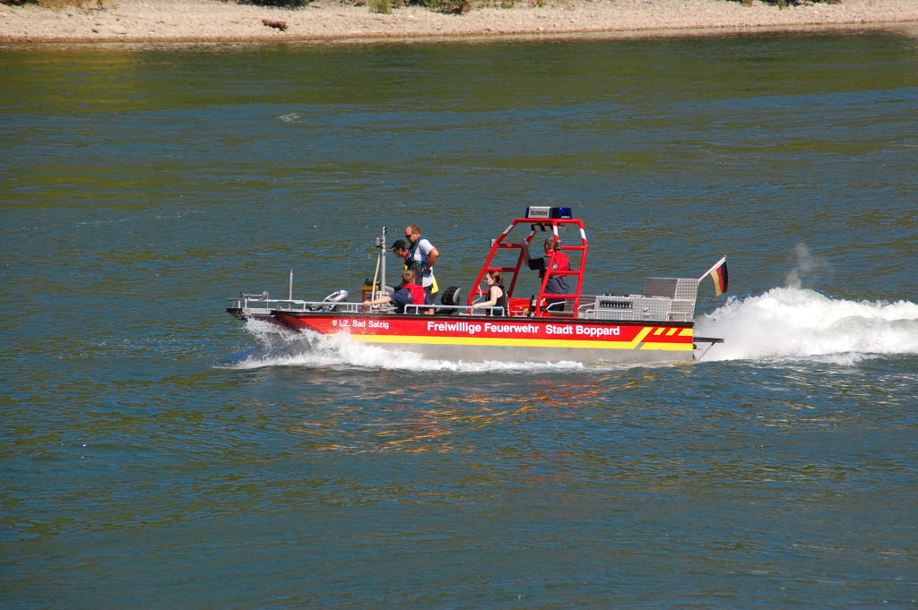 Rettungsbung der FFW Stadt Boppard Lz Bad Salzig......am diesem Samstag den 18.8.2012 bten die Leute der FFW die Rettung von Menschen in Not.....das ist auch angesagt gewesen, da viele Menschen bei dem heissen Wetter Abkhlung im Rhein suchten und die Gefahr wohl unterschtzten die der Flu mit sich bringt.