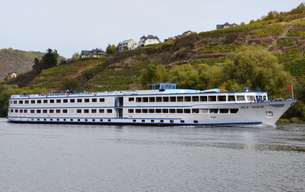 Rex Rheni ein Flusskreuzfahrtschiff auf der Mosel Richtung Cochem bei Kobern-Gondorf am 13.10.2012 beobachtet.