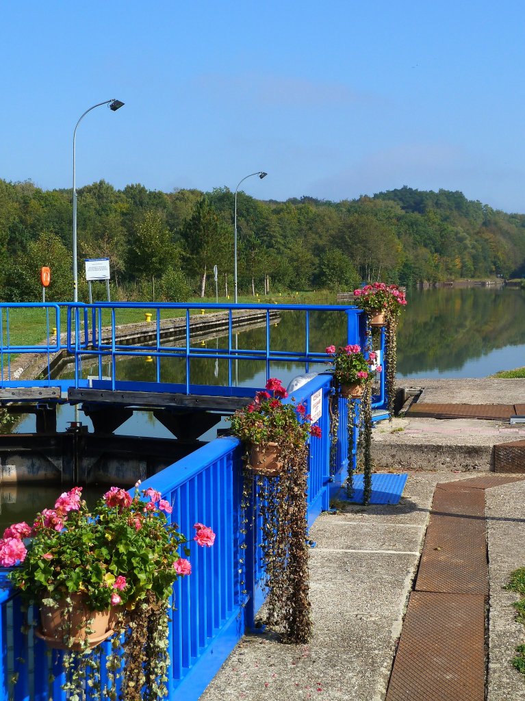 Rhein-Marne Kanal, Schleuse Rchicourt, 16m Hhenunterschied, Blick nach Osten, Richtung Strasbourg, 01.10.2011
