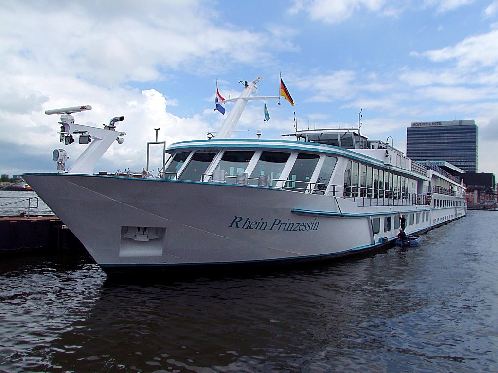 RHEIN-PRINZESSIN (110x11,4mtr; Tiefgang 1,5mtr;Personen: max. 140 Passagiere, 35Besatzung) erhlt in Amsterdam von den Matrosen eine kleine Aussenwsche;100903