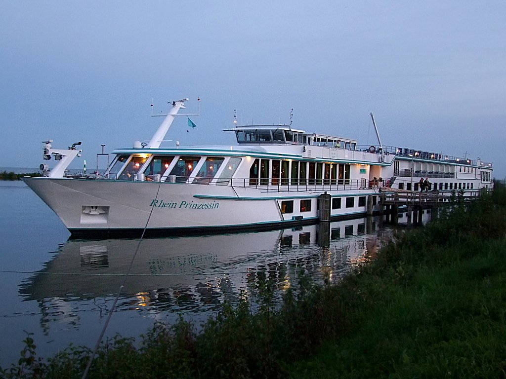 RHEIN-PRINZESSIN spiegelt sich im Markermeer vor Hoorn;100904