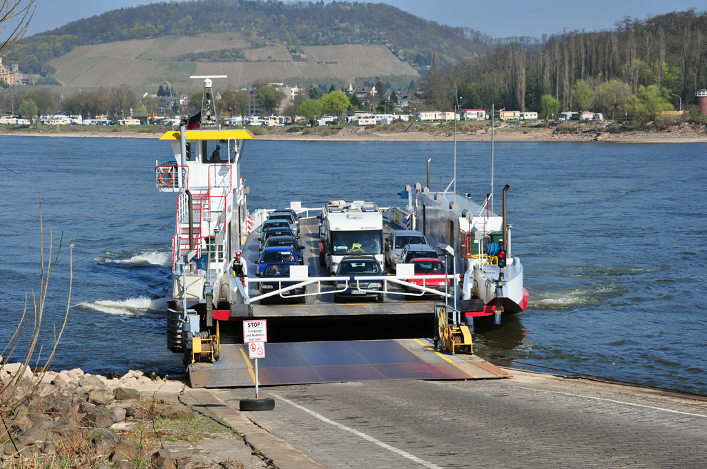 Rheinfhre Sankta Maria beim Anlanden am Ufer von Bad Breisig (Ablegeort Bad Hnningen). 02.04.2011