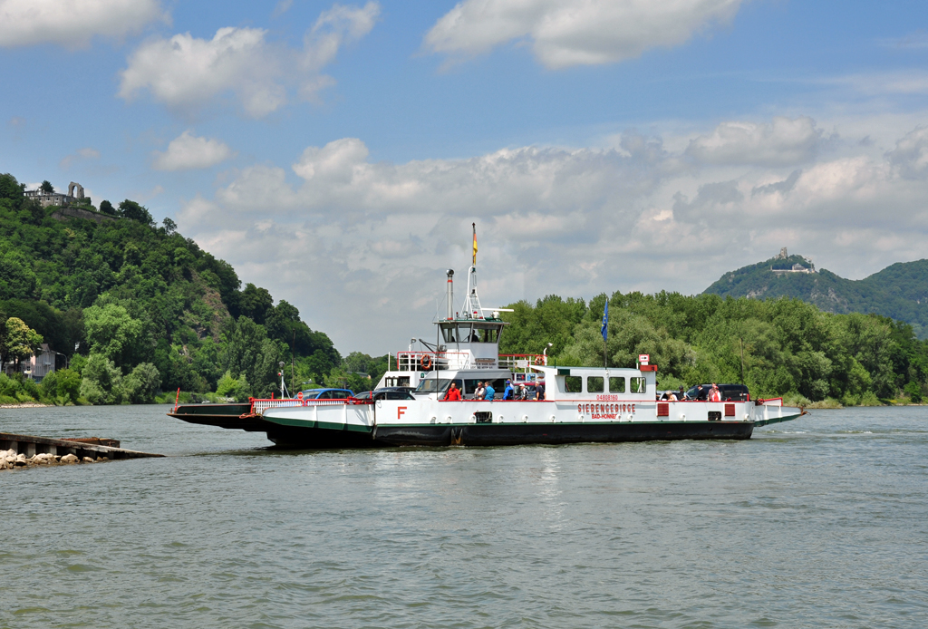 Rheinfhre  Siebengebirge  (Verkehr zwischen Bad Honnef und Rolandseck) beim Anlegen in Rolandseck - 26.06.2012