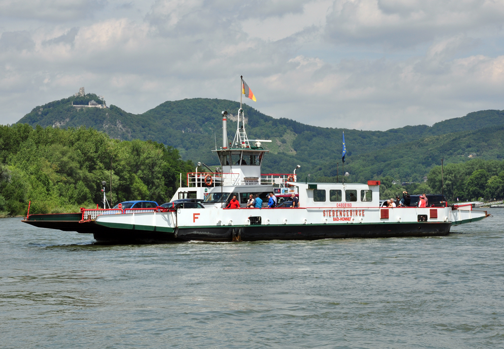 Rheinfhre  Siebengebirge  (zwischen Bad Honnef und Rolandseck) kurz vor dem Anlegen in Rolandseck - 26.06.2012