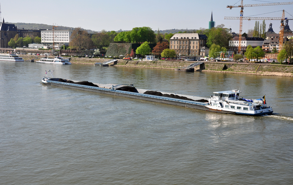 Rheinfrachter  Nieuwpoort  mit Kohle beladen querab der Rheinuferpromenade in Bonn - 08.04.2011