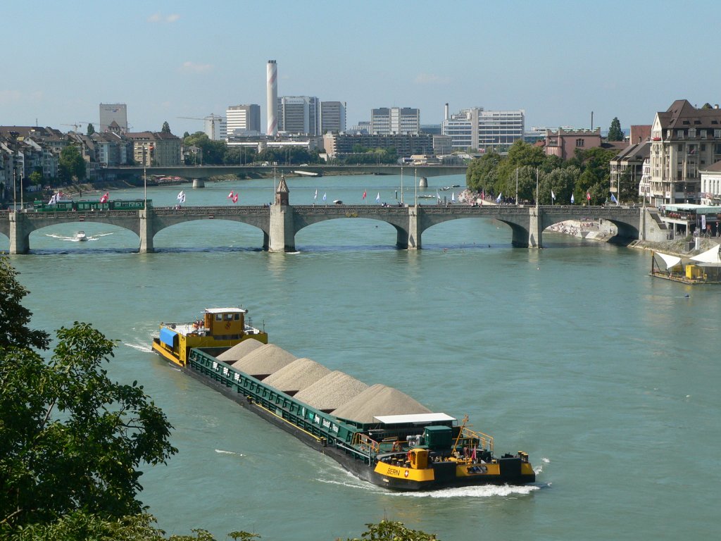 Rheinschiff  Bern  auf dem Rhein in Basel, gesehen vom Basler Mnster aus. 1.8.2011, Basel