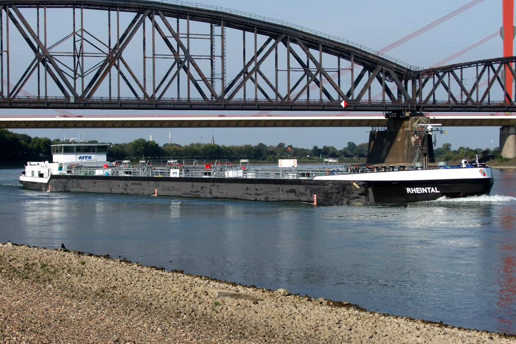  RHEINTAL  auf dem Rhein bei Duisburg 25.9.2011