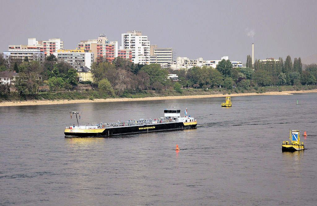 Rheintanker  Somtrans XXII  auf dem Rhein bei Bonn - 27.04.2010