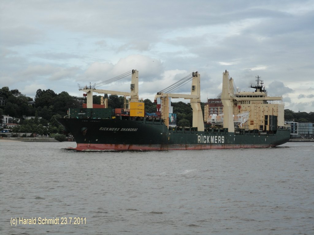 RICKMERS SHANGHAI  (IMO 9244544) am 23.7.2011, Hamburg auslaufend, Elbe Hhe velgnne
Stckgut- /Containerschiff  / BRZ 23119 /La 192,9 m, B 27,8 m, Tg 11,2 m /15991 kW, 19 kn / 1888 TEU / Hebekapazitt der Krne: 640 t / gebaut 2003 in Shanghai / Flagge: Marshall Islands, Heimathafen: Majuro /
