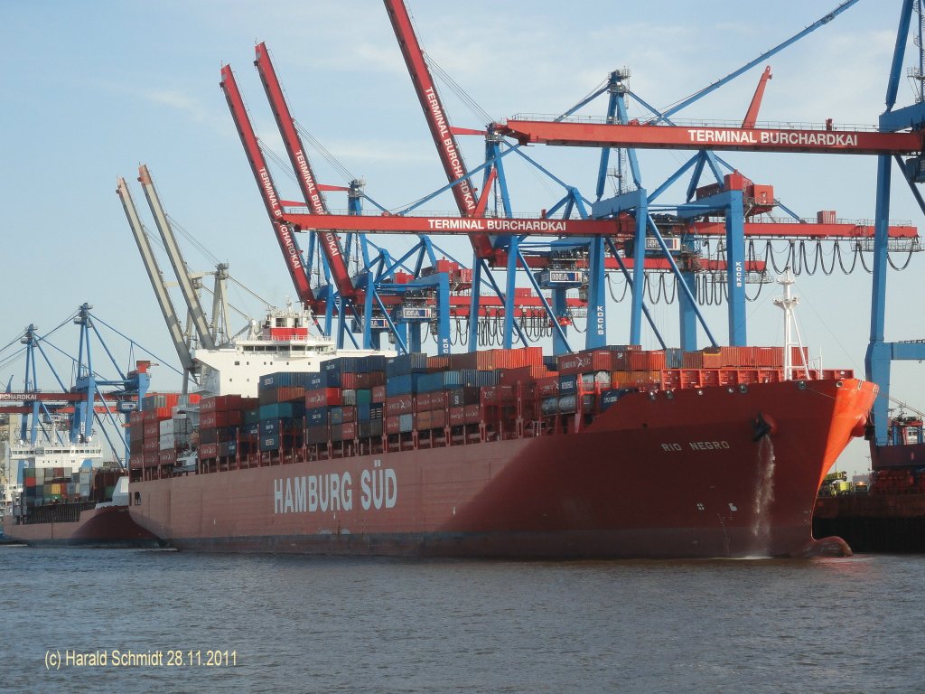 RIO NEGRO (IMO 9357975) am 28.11.2011, Hamburg, Elbe, Stromliegeplatz Athabaskakai /
Containerschiff / BRZ 73.899 / La 286,45 m,  B 40,0 m, Tg 13,5 m / TEU 5.905, Reefer 1.365 / 1 Wrtsil-Sulzer-Diesel, 2-T-Kreuzkopf, 8RTA96C-B, 45.760 kW, 23 kn / 2008 bei Daewoo Shipbuilding, Okpo, Sdkorea / Bereederung durch Hamburg-Sd /
