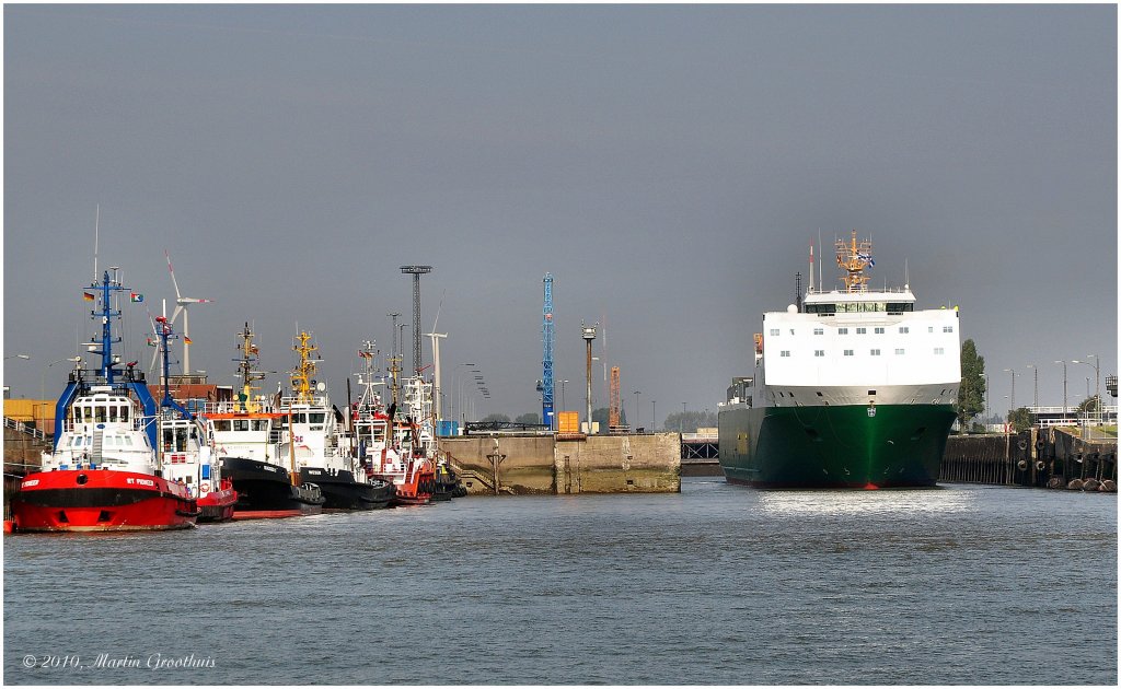 Ro Ro Frachter Estraden auslaufend Bremerhaven (Nord-Schleuse) im Juni 2009.