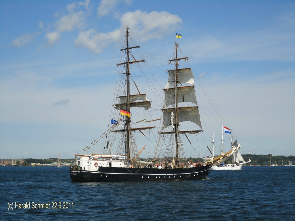 ROALD AMUNDSEN (seit 1993) am 22.6.2011 auf der Kieler Frde /
Brigg / La 50,2 m, B 7,2 m, Tg 4,2 m / Segelflche: 850 m / Hilfsantrieb 8-Zyl. Buckau Wolff Diesel, 300 PS / 1952 bei Rolau Werft als Tanklogger fr die NVA, ex-Name VILM / ab 1992 zur Brigg umgebaut, 1993 Indienststellung /
