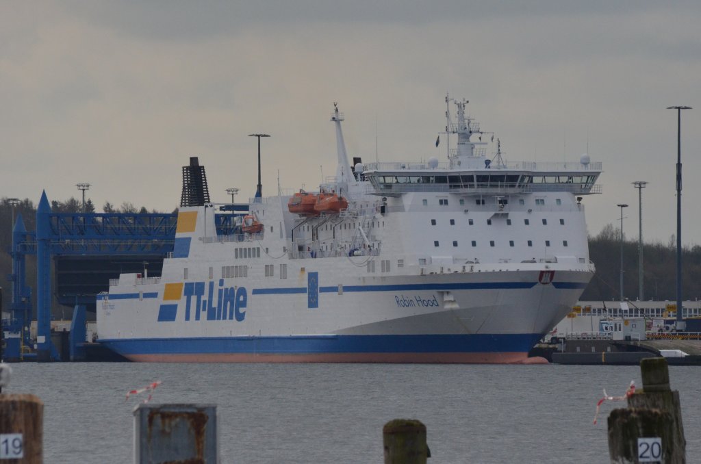 ROBIN HOOD ein RoRo-Fhrschiff im Hafen von Travemnde bei Ladettigkeiten fest am 27.04.2013