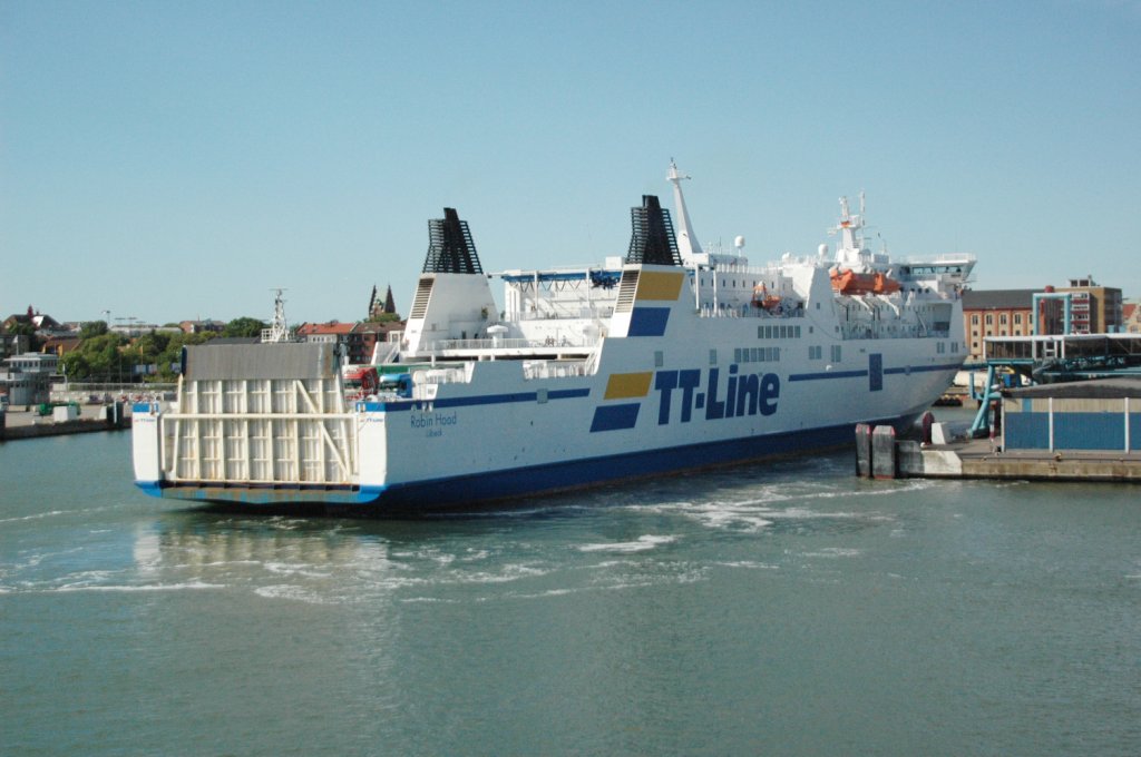 Robin Hood, ein RoRo-Fährschiff verkehrt auf der Route Travemünde-Trelleborg. Es wurde im Oktober 1995 in Dienst gestellt. Am 01.06.2011 verlässt es den Hafen von Trelleborg. Länge: 179.59m, Breite: 27.5m, Tiefgang: 6.0m.