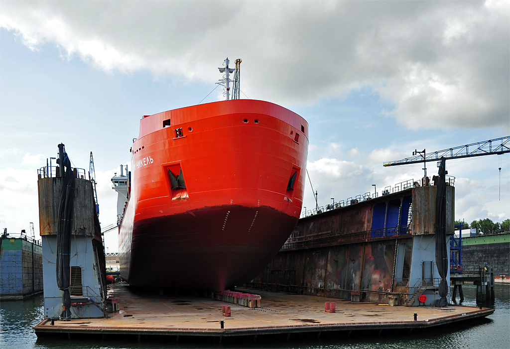 Rotterdam - Frachter im Schwimmdock zur berholung - 15.09.2012