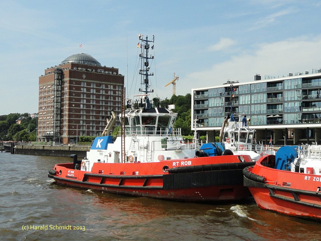 RT ROB (IMO 9474905) am 24.7.2013, Hamburg, Elbe, Schlepperponton Neumhlen /
Schlepper / BRZ 463 / La 32,0 m, B 12,01 m, Tg 6,45 m / 3 Caterpillar 3512 C-HD, ges. 5.295 kW, 7.201 PS, 12,5 kn, 3 Schottel SRP 1215 FP, Pfahlzug 84 t / Flagge: Malta, Heimathafen: Valletta / 2010 bei Niigata Shipbuilding & Repair Niigata, Japan /
