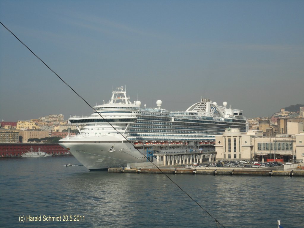 RUBY PRINCESS  (IMO 9378462) am 20.5.2011 am Kreuzfahrtterminal in Neapel
Kreuzfahrer / BRZ 113.651 / La 289,6 m, B 36,05 m, Tg. 8,5 m / 4 12-Zyl. + 2 8-Zyl.-Diesel, Wrtsil, 67.220 kW, 6 Generatoren, 2 E-Motore, 2 Azipods, 27,7 kn / Pass. 3592, Kab. 1557, Bes. 1.205 / Heimathafen: Hamilton, Flagge: Bermuda / 2008 bei Fincantieri, Monfalcone, Triest, Italien /
