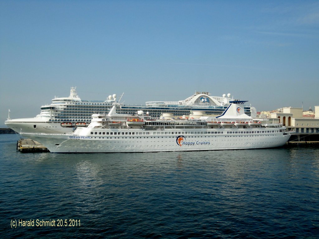 RUBY PRINCESS (IMO 9378462) und OCEAN PEARL (IMO 7005190) am 20.5.2011 in Neapel