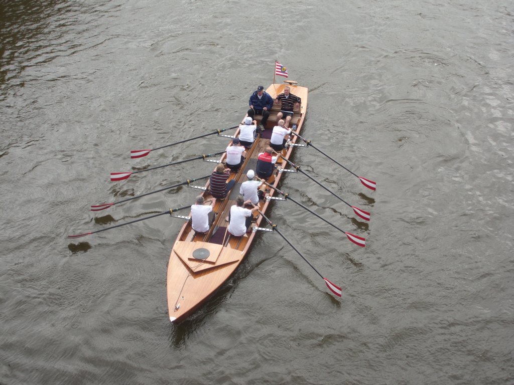 Ruder-Achter mit Steuermann , kommt aus der Geesthachter Elbe-Schleuse...
Aufgenommen: 11.5.2012