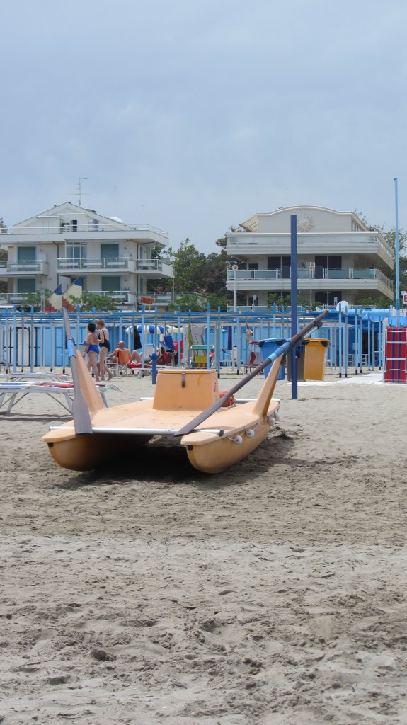 Ruderboot am Strand von Riccione.(8.6.2012)