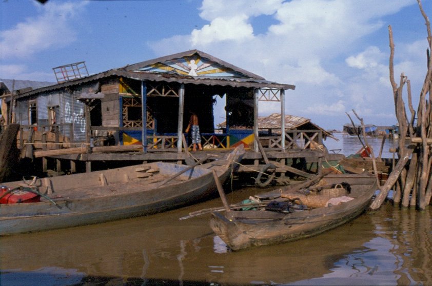 Ruderboote fr den Fischfang vor einem Haus am Tonle-Sap-See in Kambodscha, dem grten See Sdostasiens, im Mai 2006