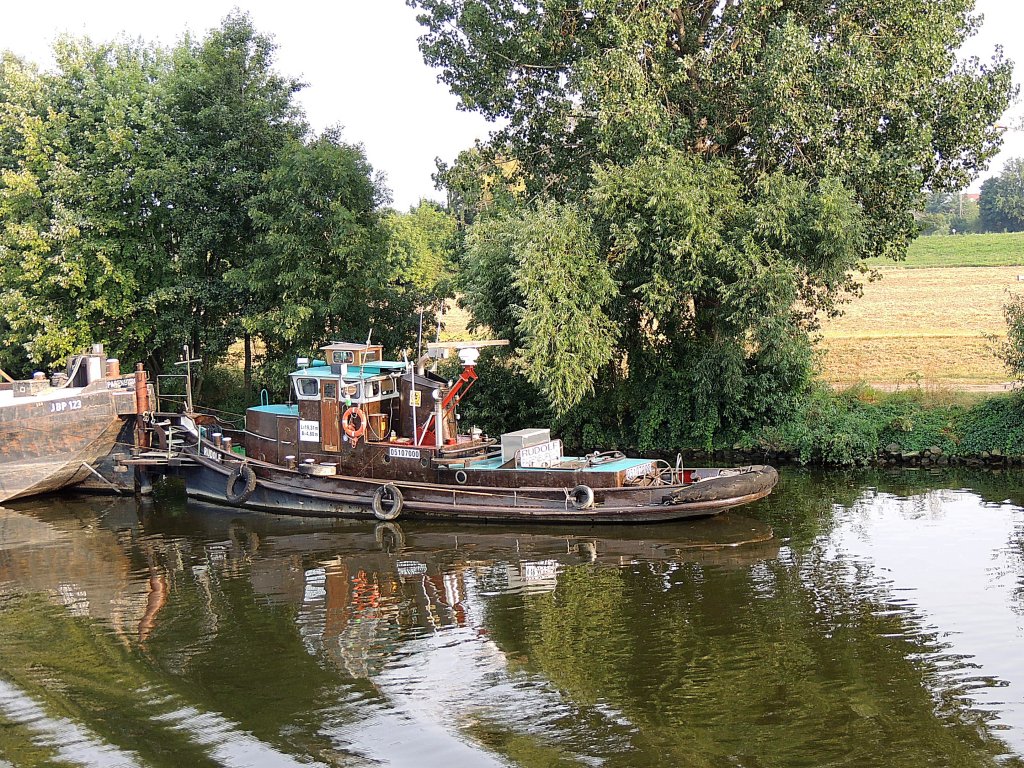 RUDOLF(05107000; L=19,31; B=4,8mtr.; 295kW; Bj.1906)bei einer Pause am Main bei Rsselsheim; 120821