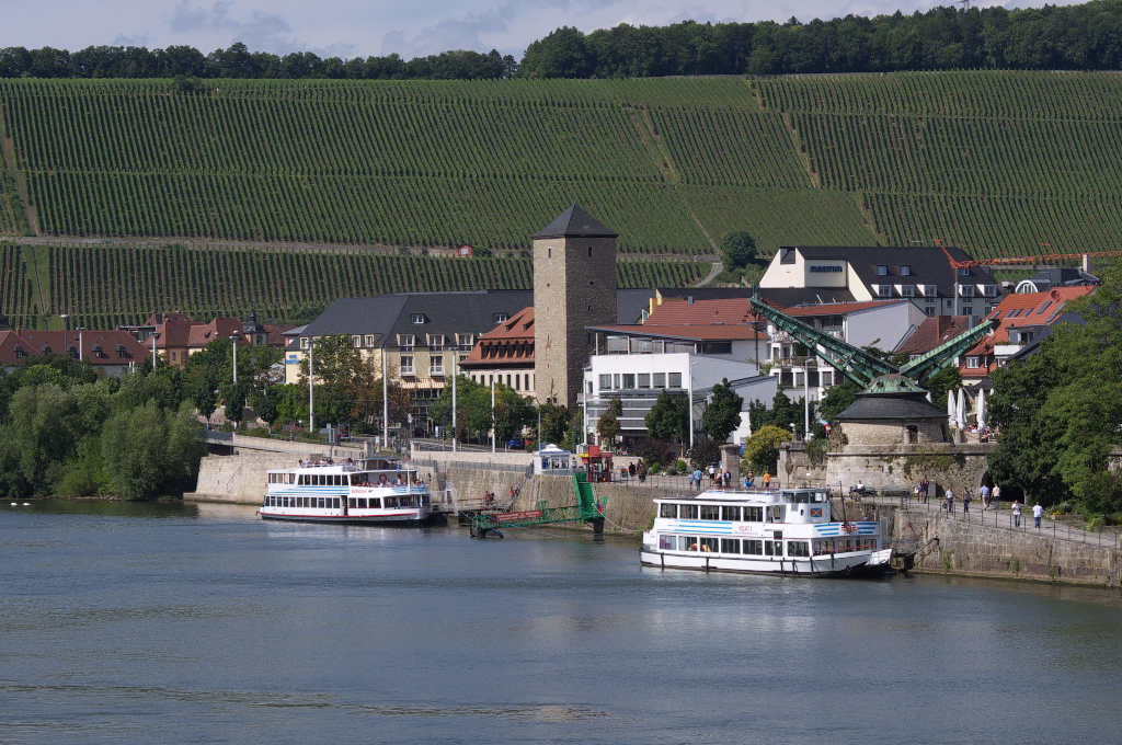 Rundfahrt gefllig? Die Fahrgastschiffe Barbarossa und Mozart II warten am Kranenkai auf neue Passagiere.Wrzburg - 29.07.2012