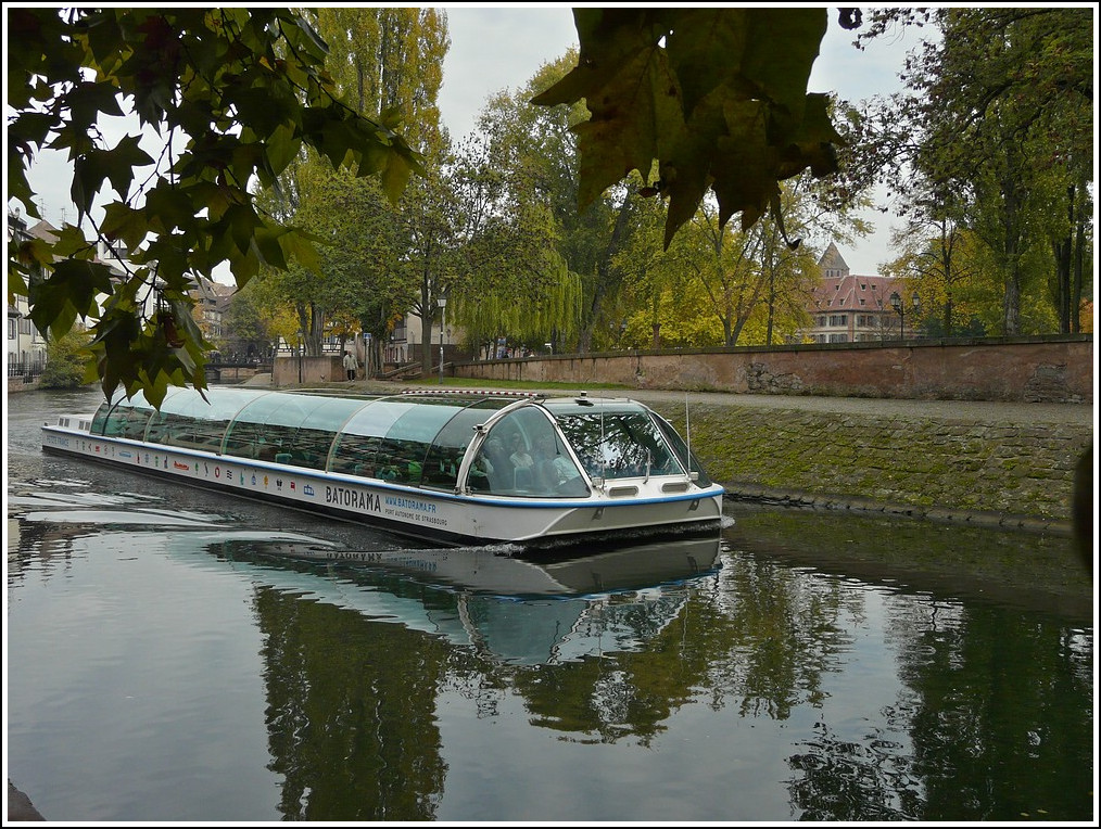 Rundfahrt mit dem Panoramaboot auf der ILL in Strasbourg. Das Panoramaboot fhrt weiter am Quai de la Petite France entlang. 28.10.2011