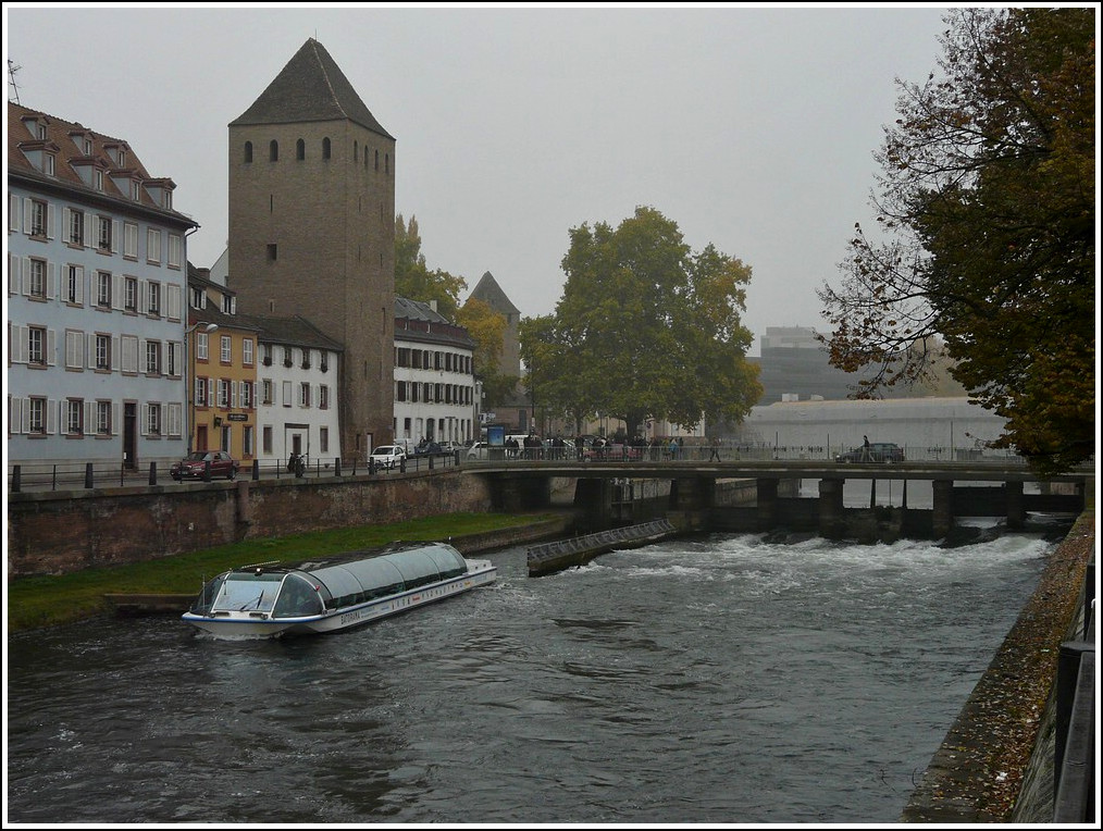 Rundfahrt mit dem Panoramaboot auf der ILL in Strasbourg. Das Boot hat nun die Schleuse und den Henkerturm am Quai Türckheim hinter Sich gelasen und fährt an der Innenstadt dem europaparlament entgegen. 28.10.2011
