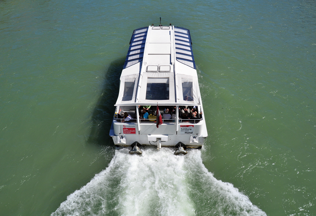 Rundfahrtschiff  Amadeus  auf der Salzach in Salzburg - 25.04.2012