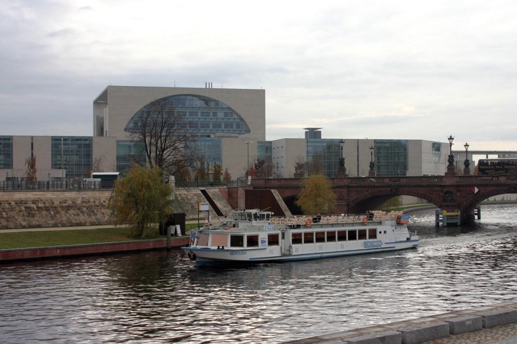 Rundfahrtschiff Berolina vor der Kanzler Villa in Berlin gegenber dem HBF
am 18.11.2006.