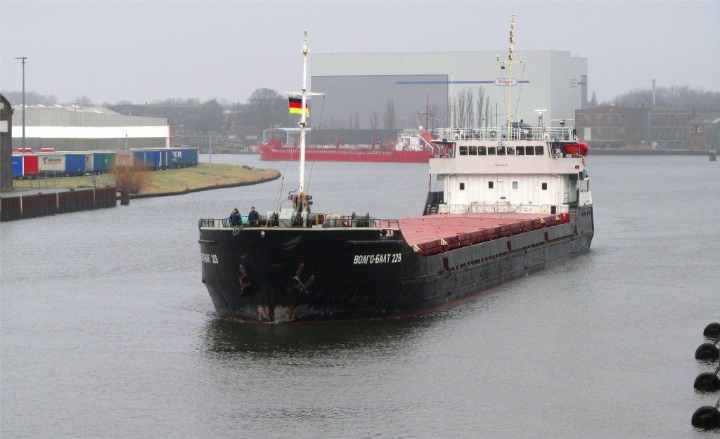 Russische MS Volgo Balt 229 IMO 8841747, luft durch den Konstinhafen die Trave hoch zum Burgtorhafen ... Aufgenommen: 1.3.2012