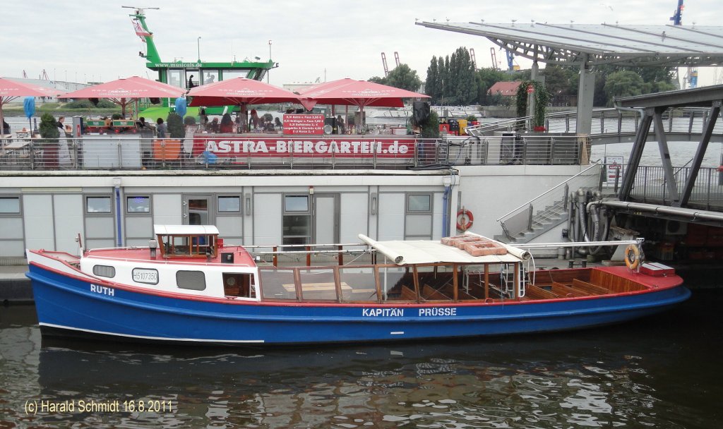 RUTH  (ENI 5107350) am 16.8.2011, Hamburg, Elbe, Landungsbrcken Innenkante / 
Barkasse / Reederei: Kapitn Prsse / La 18,3 m, B 4,88 m, Tg 1,23 m / 170 kW, 230 PS / 124 Pass. / 1920 bei von Heyden, Hamburg

 

