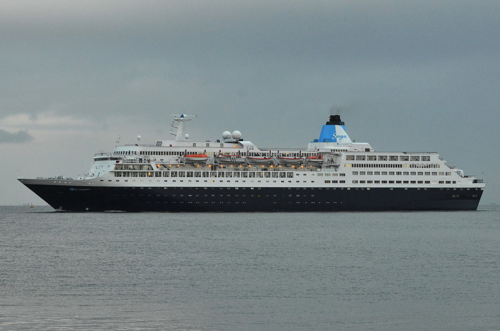 SAGA SAPPHIRE , Kreuzfahrtschiff , IMO 7822457 , Baujahr 1981 , 199.62 × 31.5m , 600 Passagiere und 300 Besatzung , 12.09.2017 Cuxhaven 