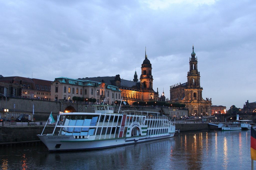 Salonschiff  August der Starke  am Abend des 30.08.2012 an der Anlegestelle Dresden- Terrassenufer. Dieses Schiff wurde 1994 auf der Werft in Tangermnde gebaut und wird von zwei MAN-Dieselmotoren angetrieben. Es gehrt zum Bestand der Schsischen Dampfschiffahrtsgesellschaft und wird hauptschlich fr Linienfahrten in Richtung Pillnitz und Schsische Schweiz eingesetzt.