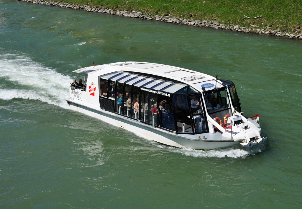  Salzburgschifffahrt  mit Touristen auf Rundfahrt auf der Salzach in Salzburg - 25.04.2012