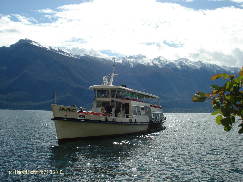 SAN MARCO  am 31.3.2010 auf dem Gardasee Limone anlaufend /
Fahrgastschiff / La 32,17 m, B 5,52 m / 2 x Fiat Aifo 521 M Diesel, ges. 324 kW, 2 x Festpropeller, 24 km/h  /  max. Pass. 300 / 1986 bei Cantiere C.R.N., Ancona /
