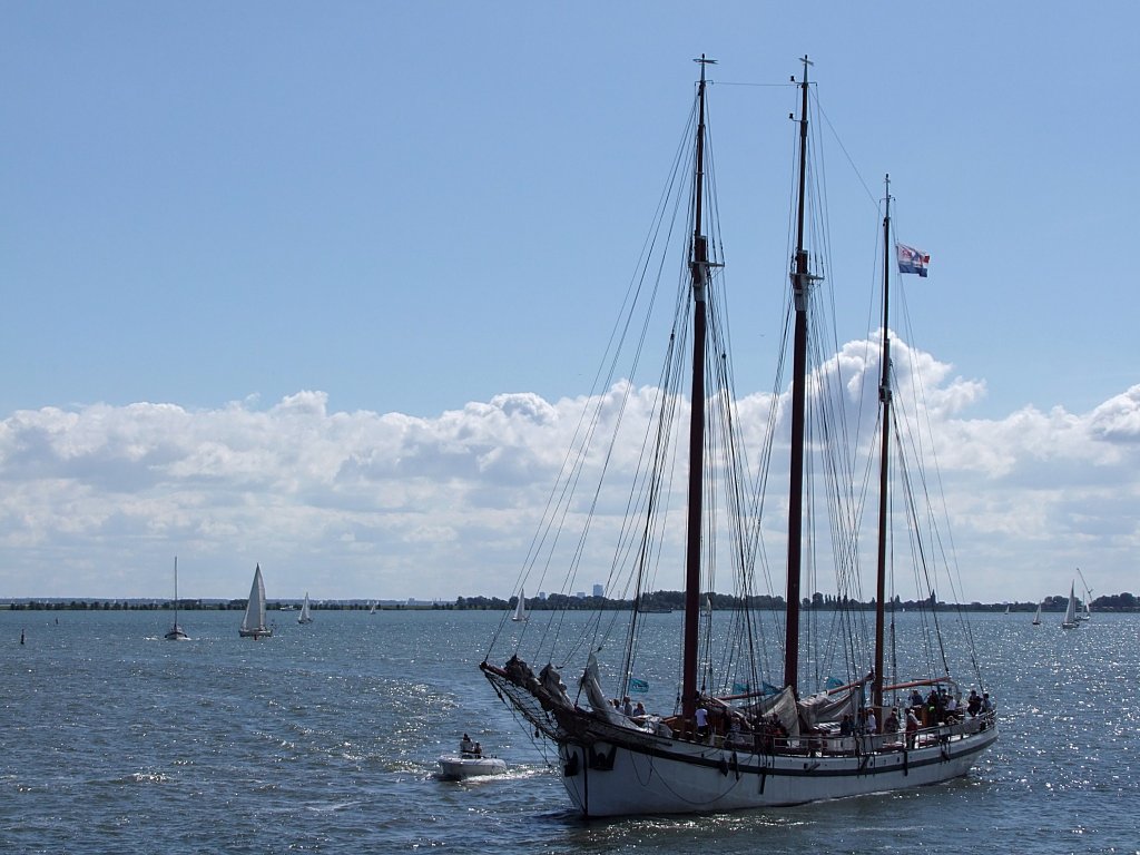 SANNE-SOPHIA (53x7m) steuert in den Hafen von Volendam;100904