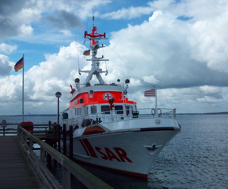 SAR „ BREMEN “Seenotkreuzer der 27- Meter-Klasse mit Tochterboot „ VEGESACK “ Station in Grmitz in Holstein Baujahr 1993
L 28,25 m B 6,53 m Besatzung 8 Pers. Davon stndig 4 Geschw. 24 kn
01/09/2010 in Pelzerhaken gesehen 