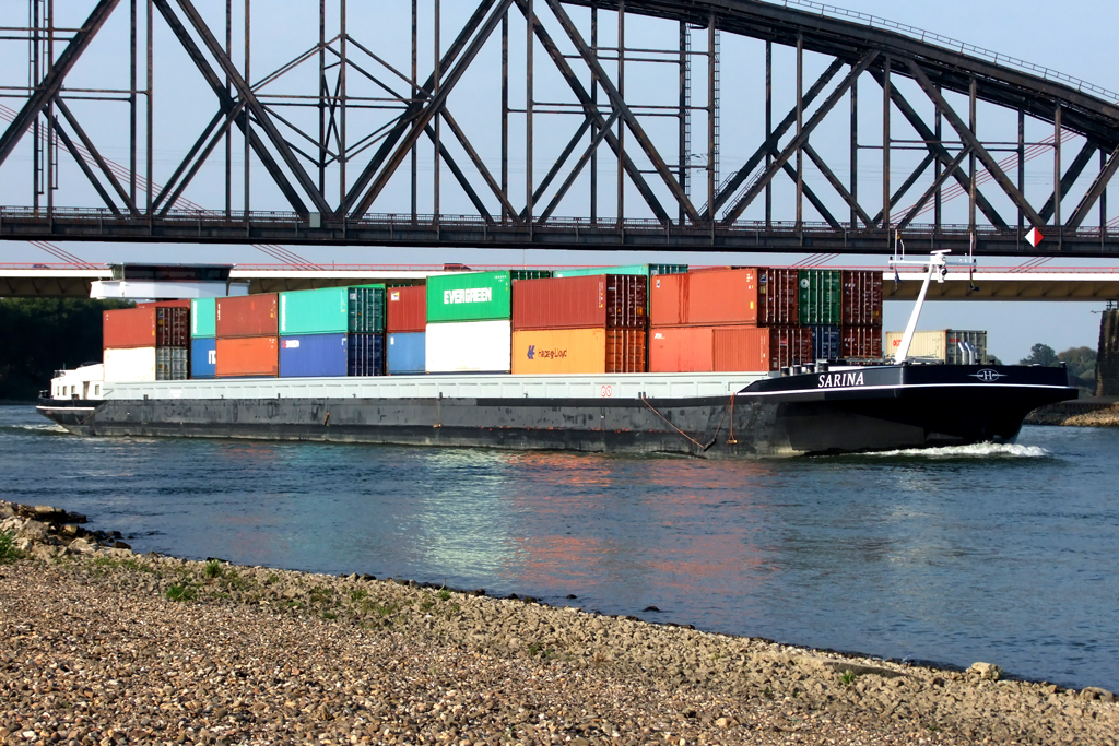  SARINA  auf dem Rhein bei Duisburg 25.9.2011